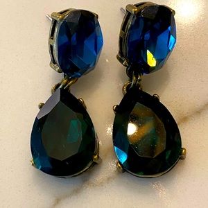 Gold earring with a dark navy & dark blue stone